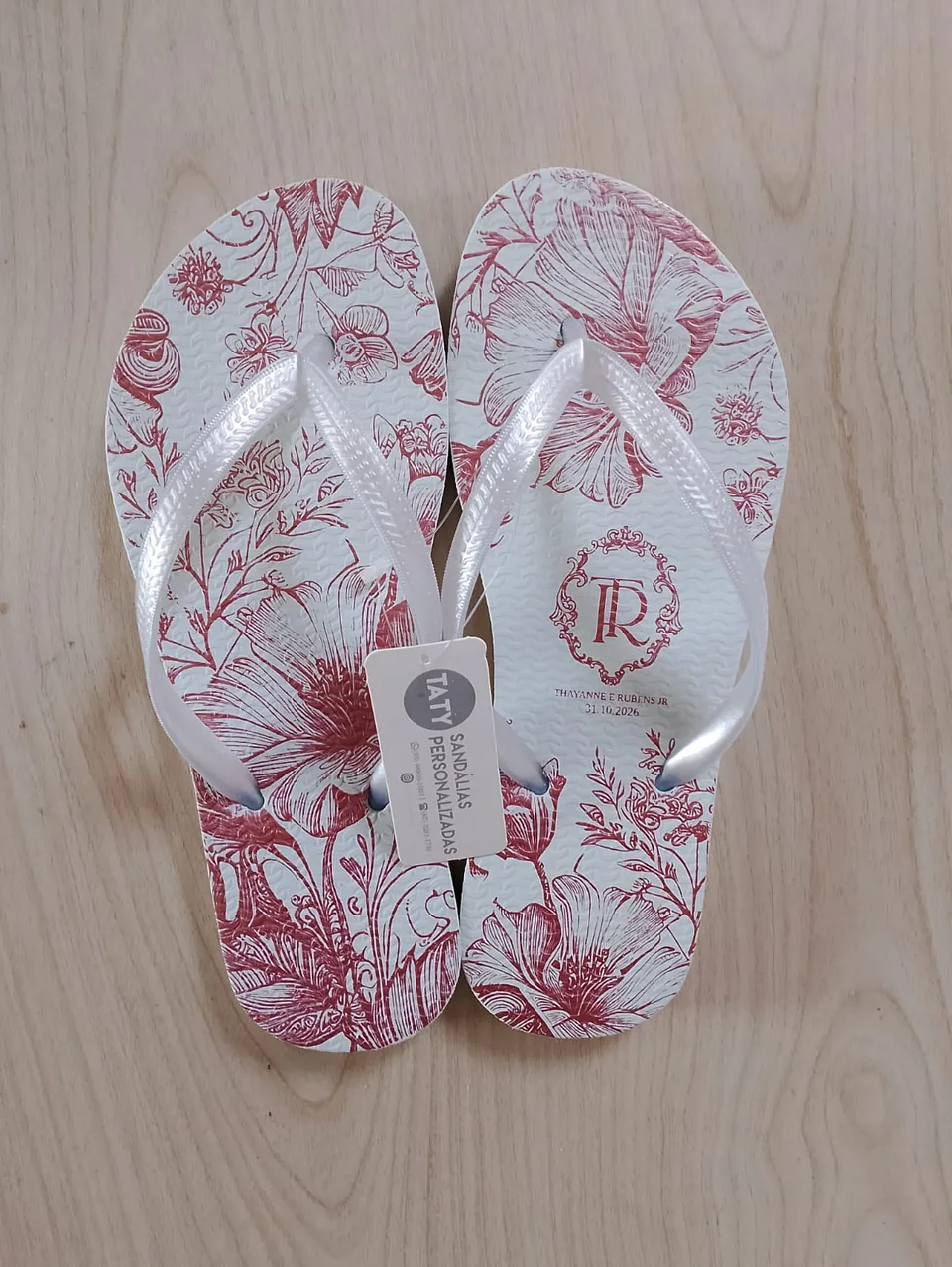 Chinelos personalizados para festa de 15 anos produzidos pela Taty, referência real 01.