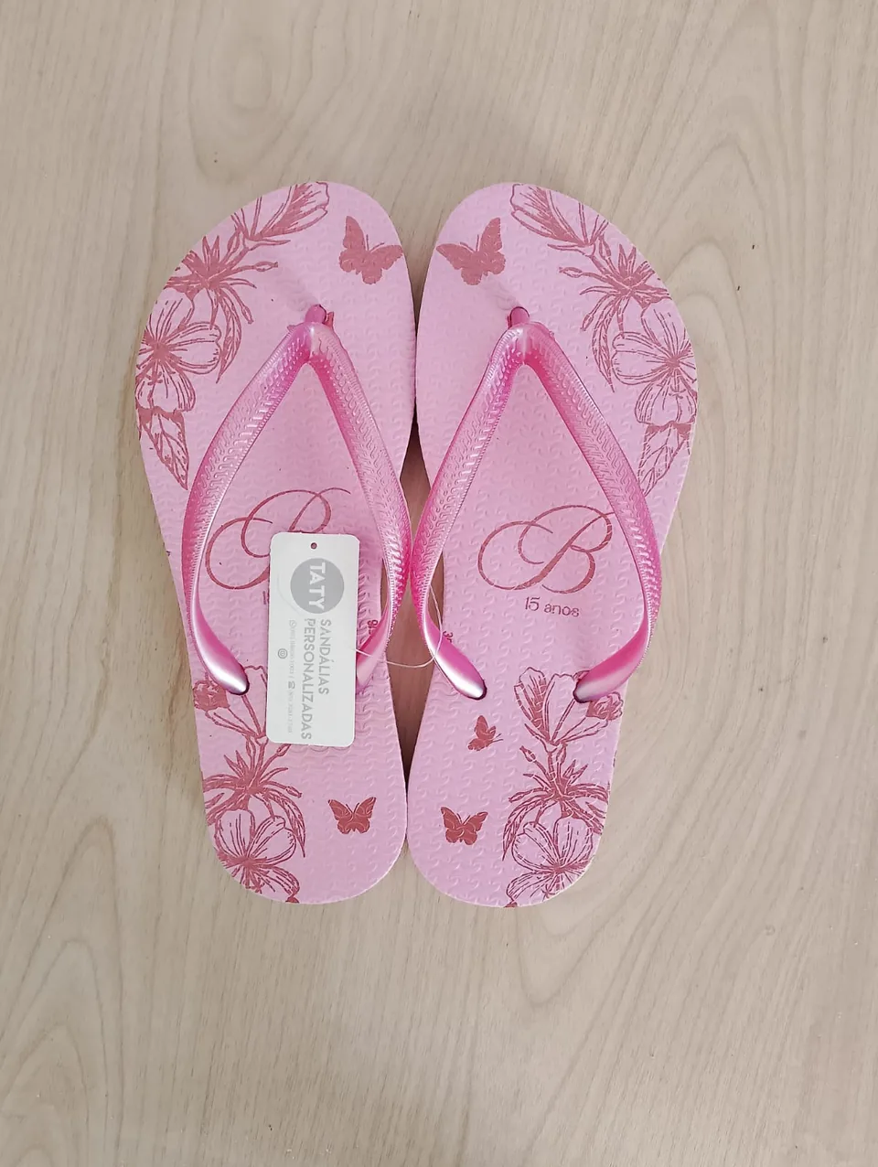 Chinelos personalizados para festa de 15 anos produzidos pela Taty, referência real 02.
