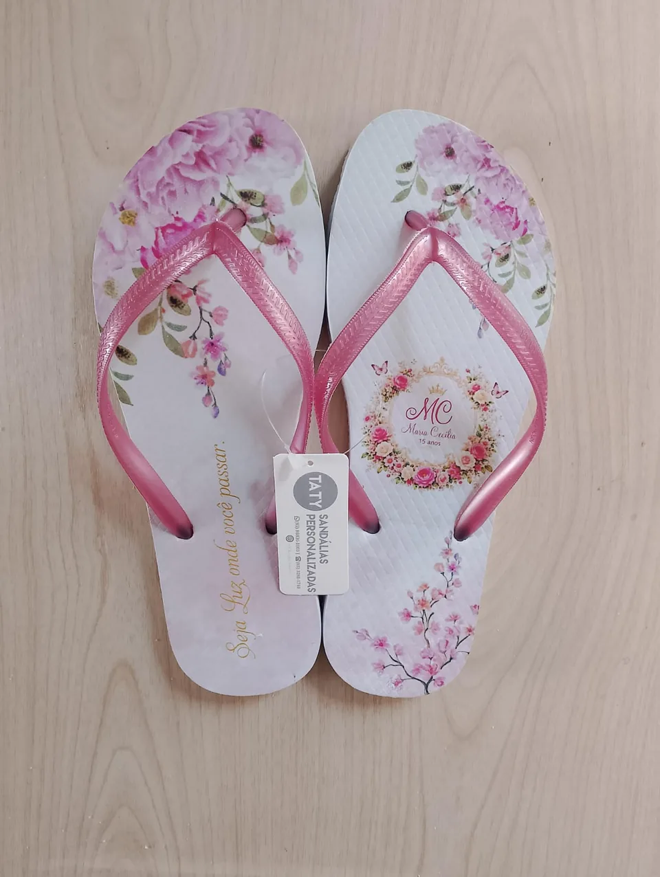 Chinelos personalizados para festa de 15 anos produzidos pela Taty, referência real 03.
