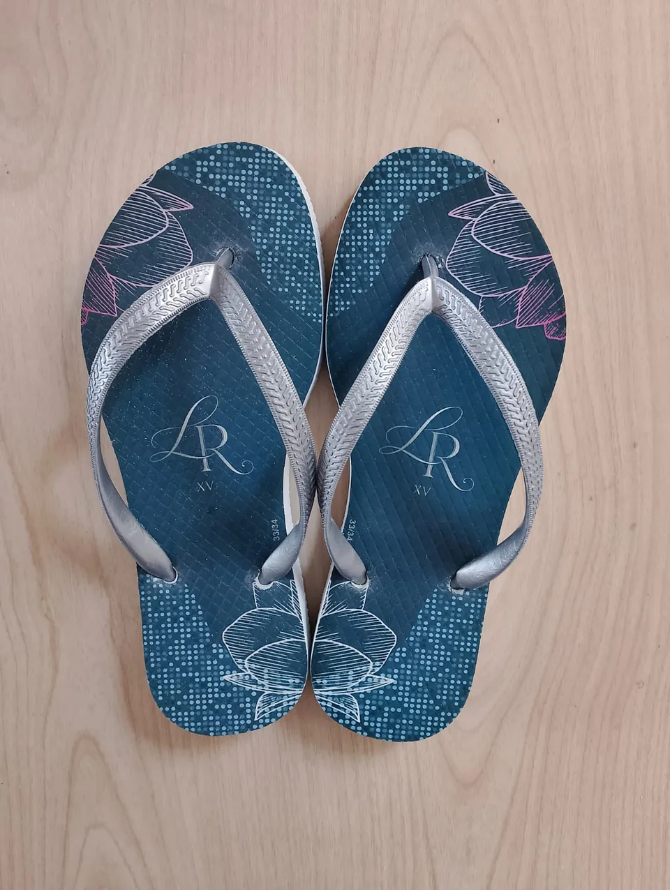 Chinelos personalizados para festa de 15 anos produzidos pela Taty, referência real 04.