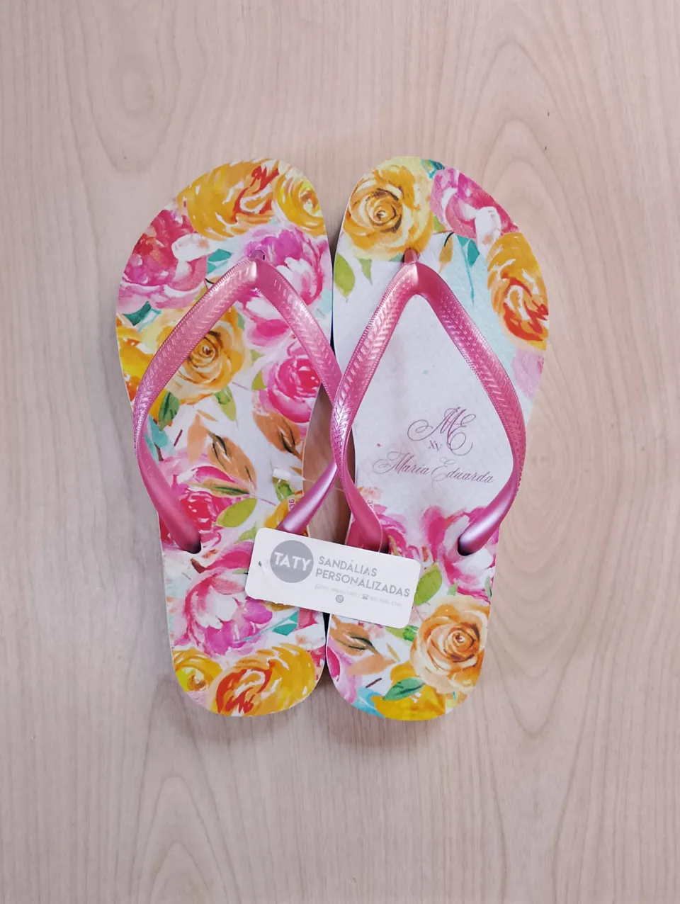 Chinelos personalizados para festa de 15 anos produzidos pela Taty, referência real 05.