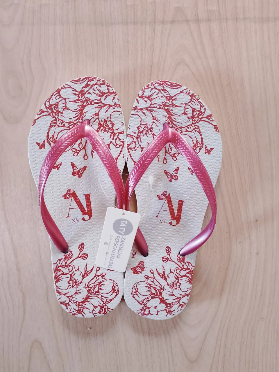 Chinelos personalizados para festa de 15 anos produzidos pela Taty, referência real 06.