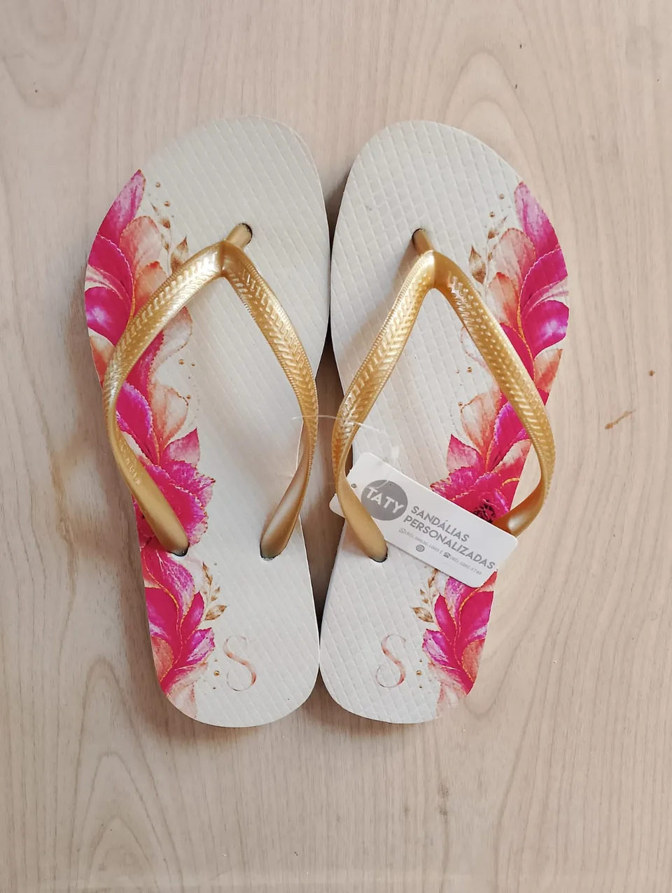 Chinelos personalizados para festa de 15 anos produzidos pela Taty, referência real 07.