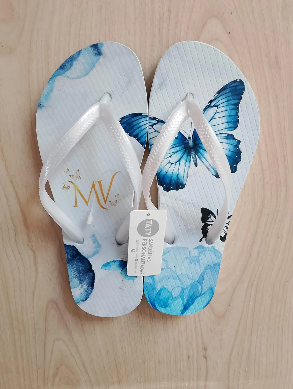 Chinelos personalizados para festa de 15 anos produzidos pela Taty, referência real 09.