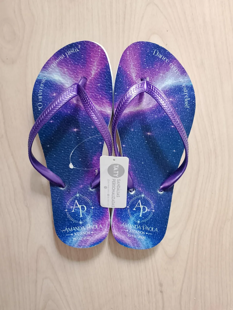 Chinelos personalizados para festa de 15 anos produzidos pela Taty, referência real 10.