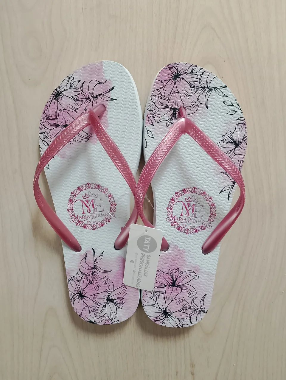 Chinelos personalizados para festa de 15 anos produzidos pela Taty, referência real 11.