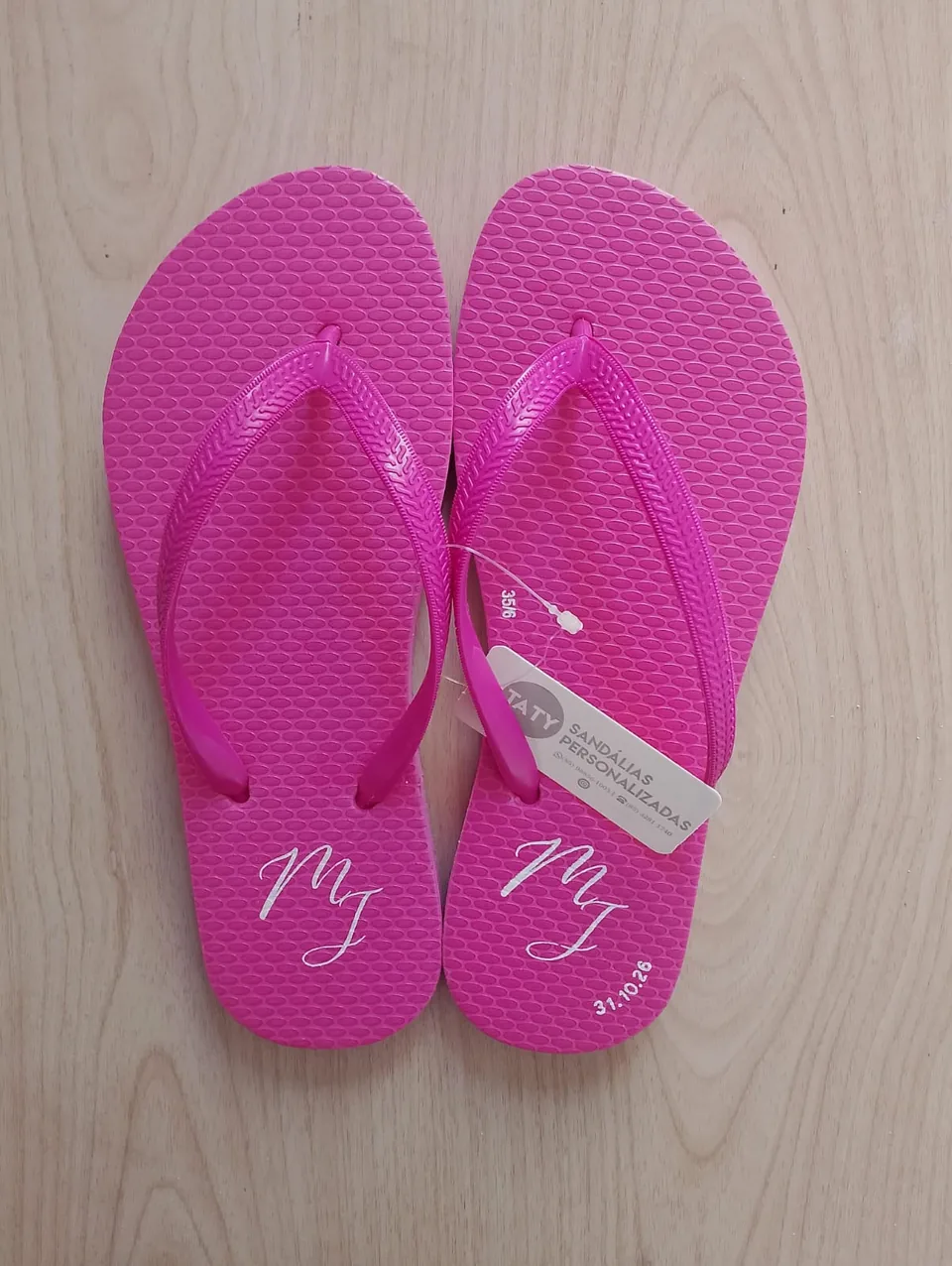 Chinelos personalizados para festa de 15 anos produzidos pela Taty, referência real 12.