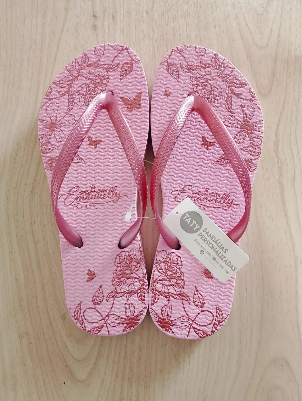 Chinelos personalizados para festa de 15 anos produzidos pela Taty, referência real 13.