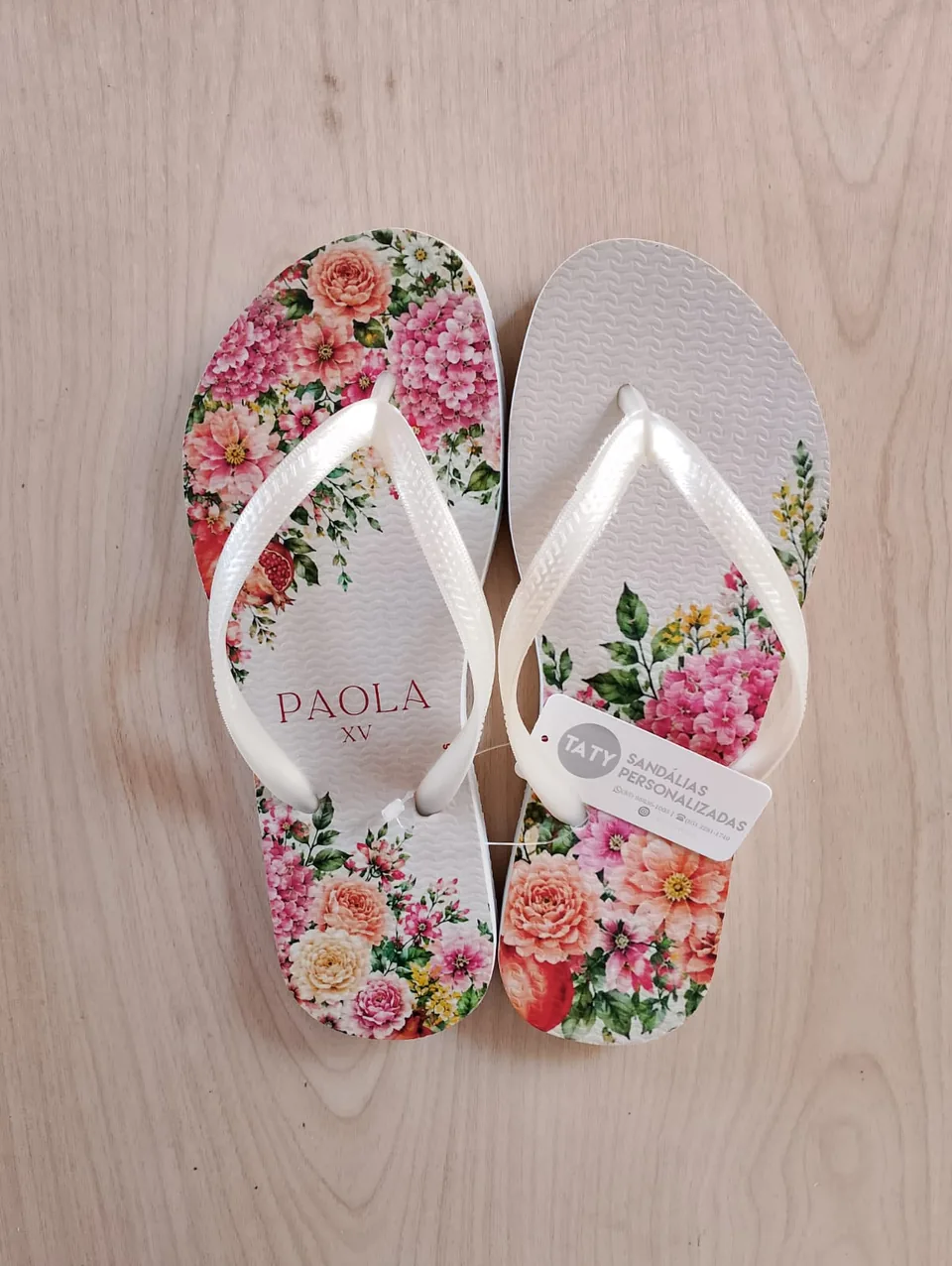 Chinelos personalizados para festa de 15 anos produzidos pela Taty, referência real 15.