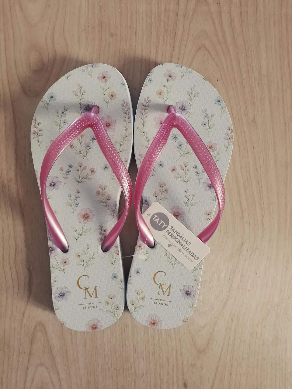 Chinelos personalizados para festa de 15 anos produzidos pela Taty, referência real 16.