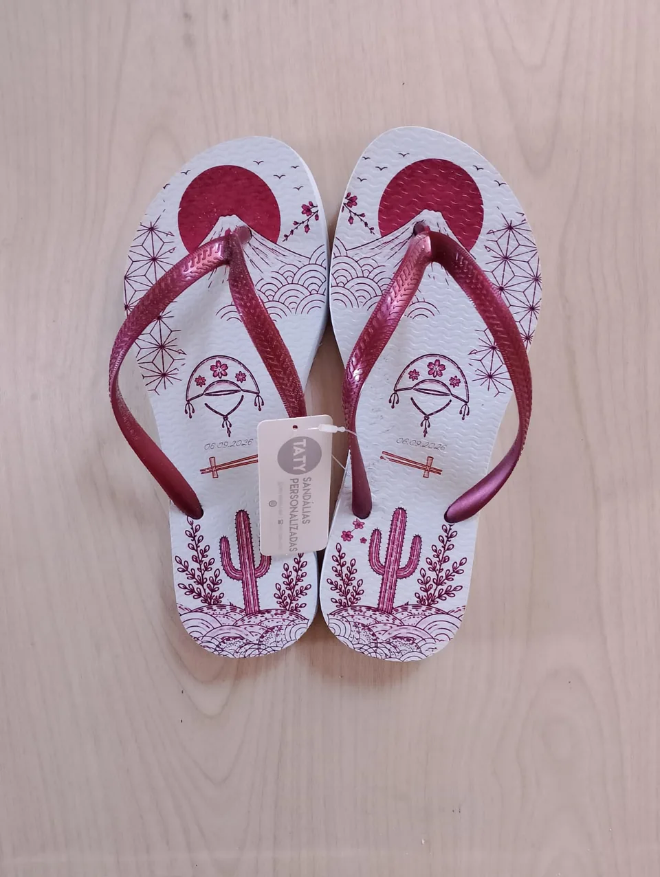 Chinelos personalizados para aniversário produzidos pela Taty, referência real 02.