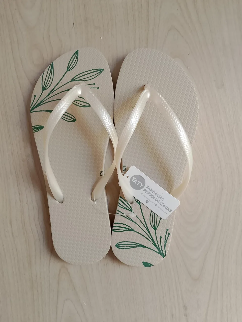 Chinelos personalizados para aniversário produzidos pela Taty, referência real 04.