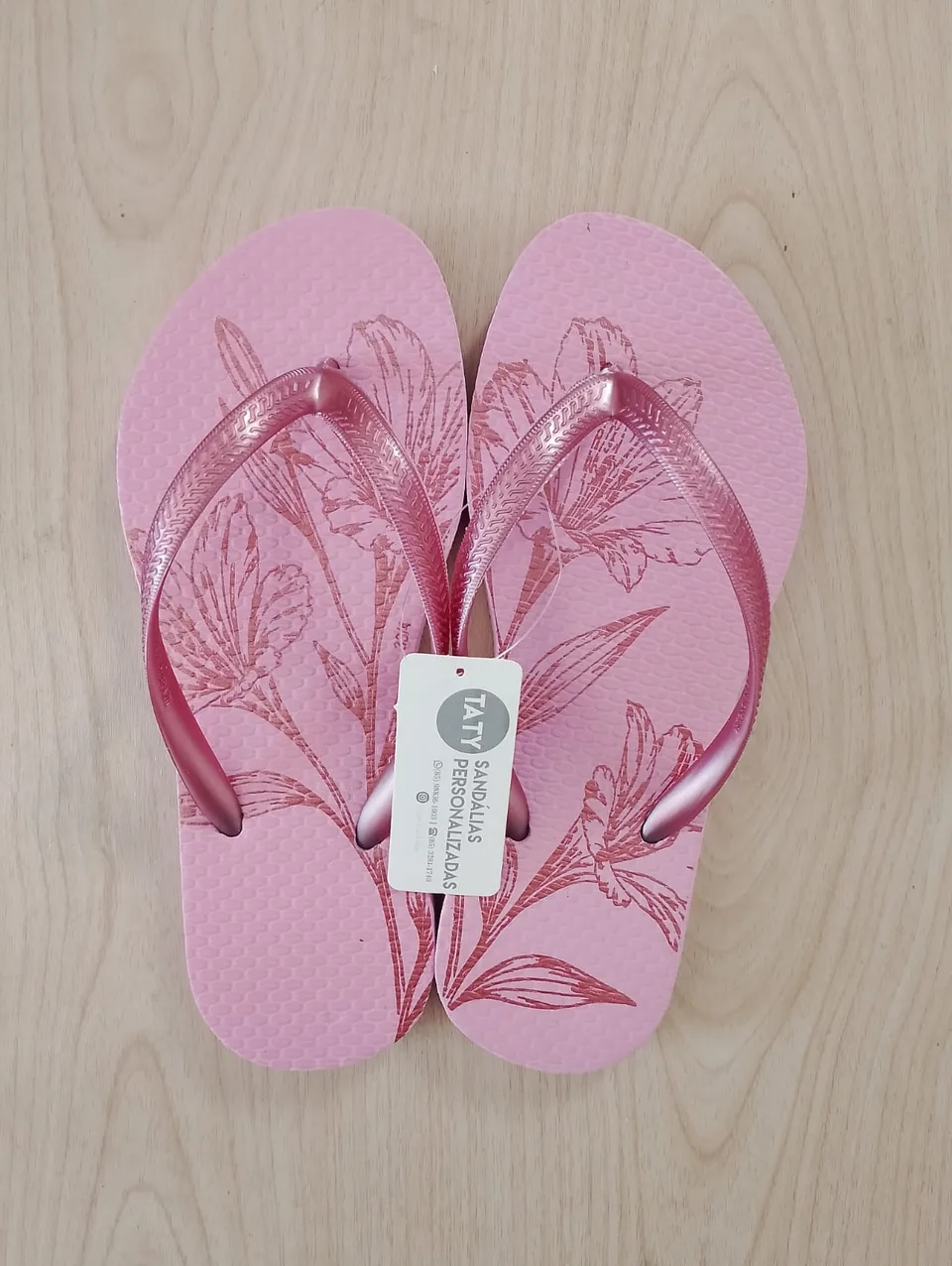 Chinelos personalizados para aniversário produzidos pela Taty, referência real 05.