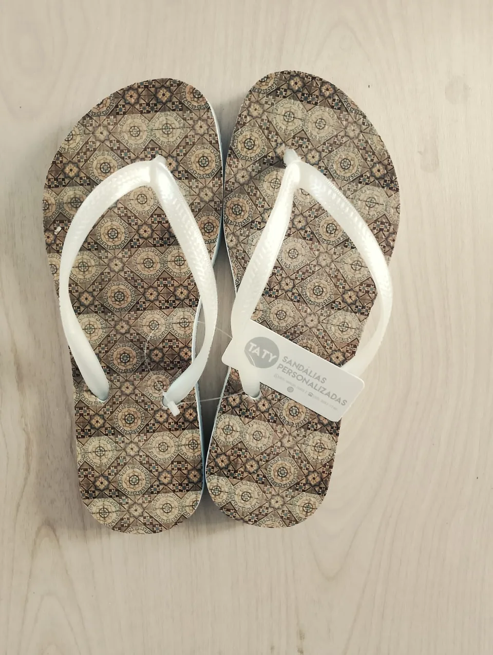 Chinelos personalizados para aniversário produzidos pela Taty, referência real 06.