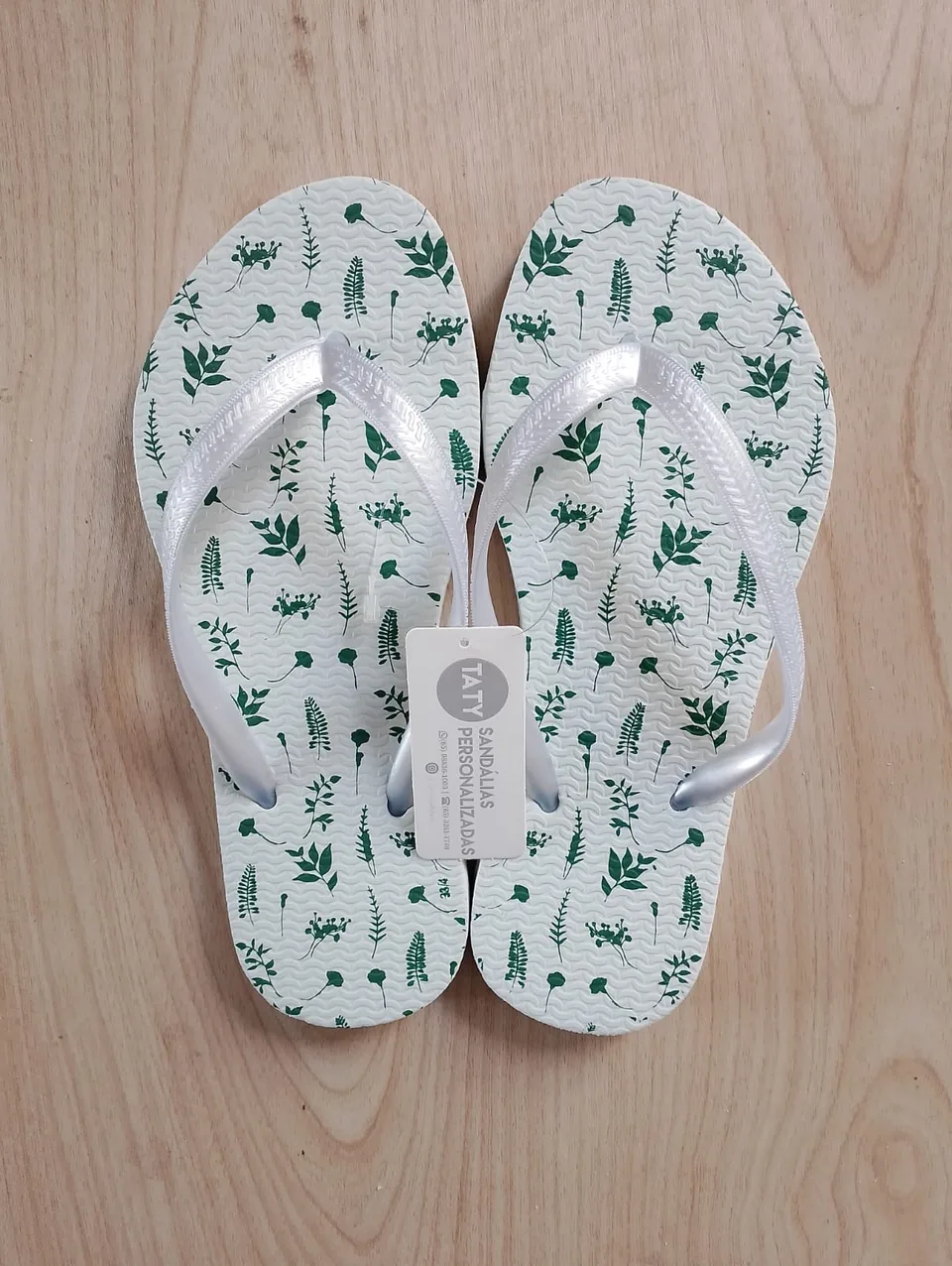 Chinelos personalizados para aniversário produzidos pela Taty, referência real 08.
