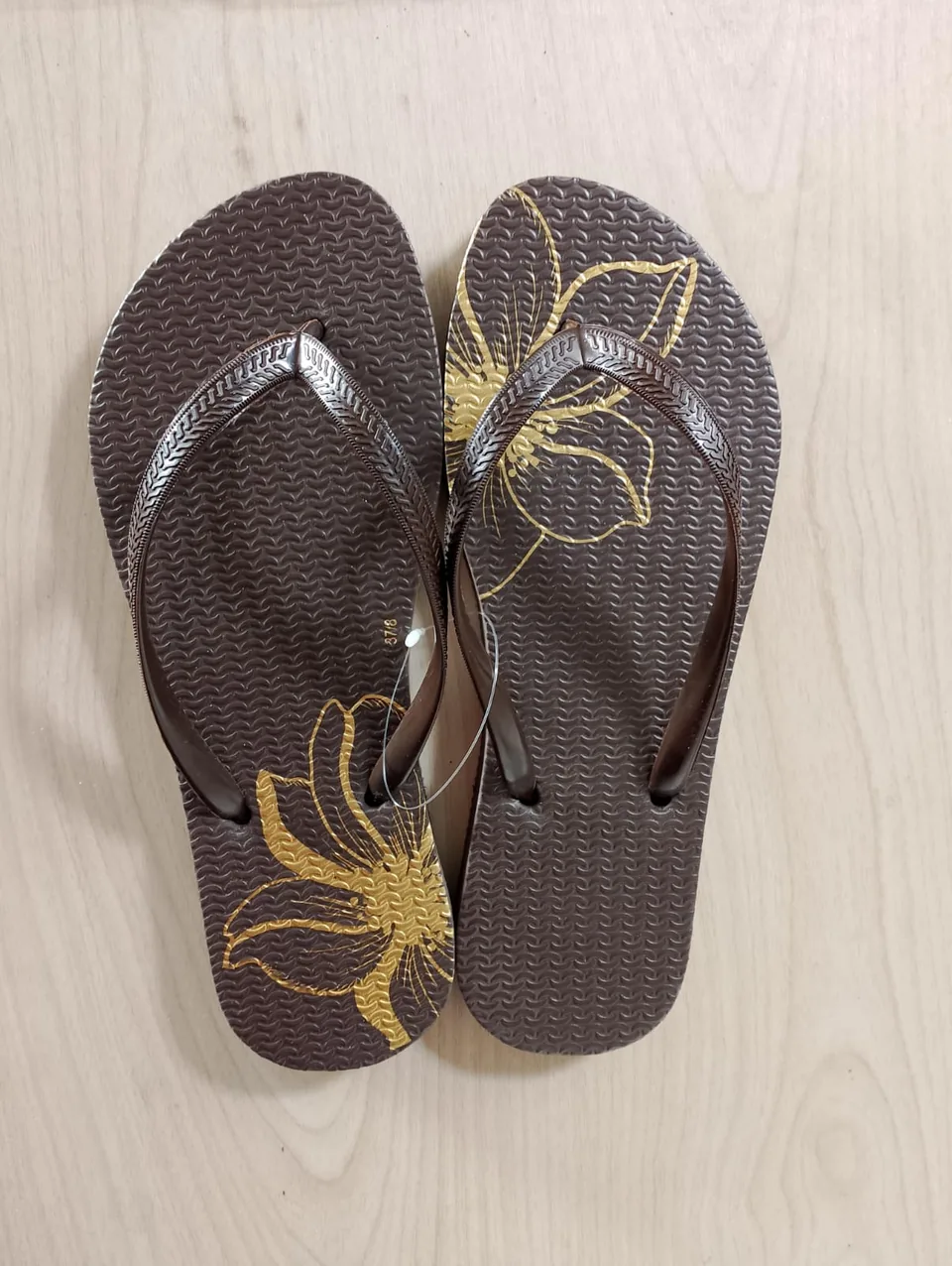 Chinelos personalizados para aniversário produzidos pela Taty, referência real 09.