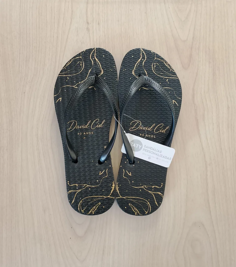 Chinelos personalizados para aniversário produzidos pela Taty, referência real 10.