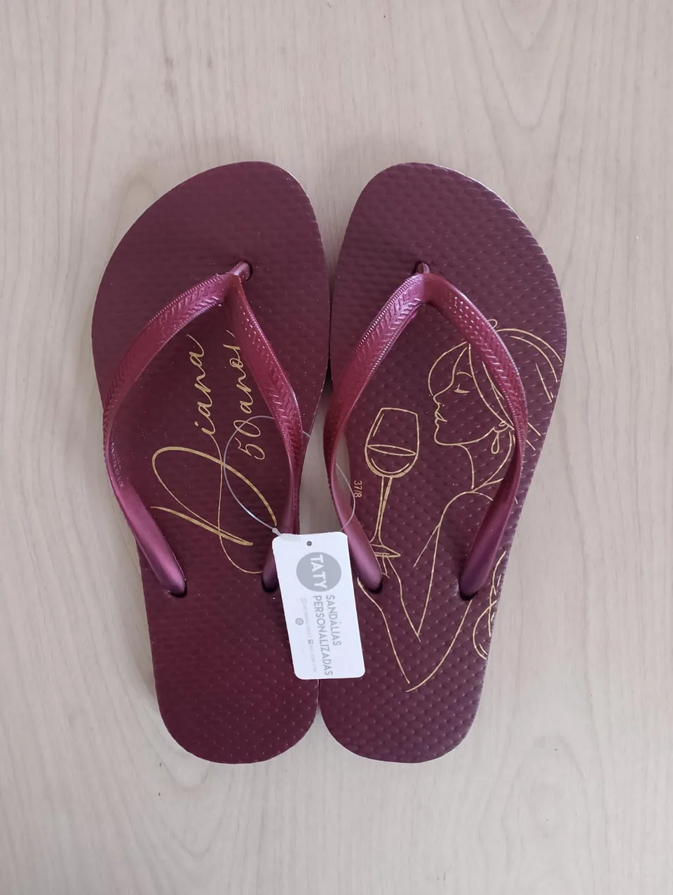 Chinelos personalizados para aniversário produzidos pela Taty, referência real 11.