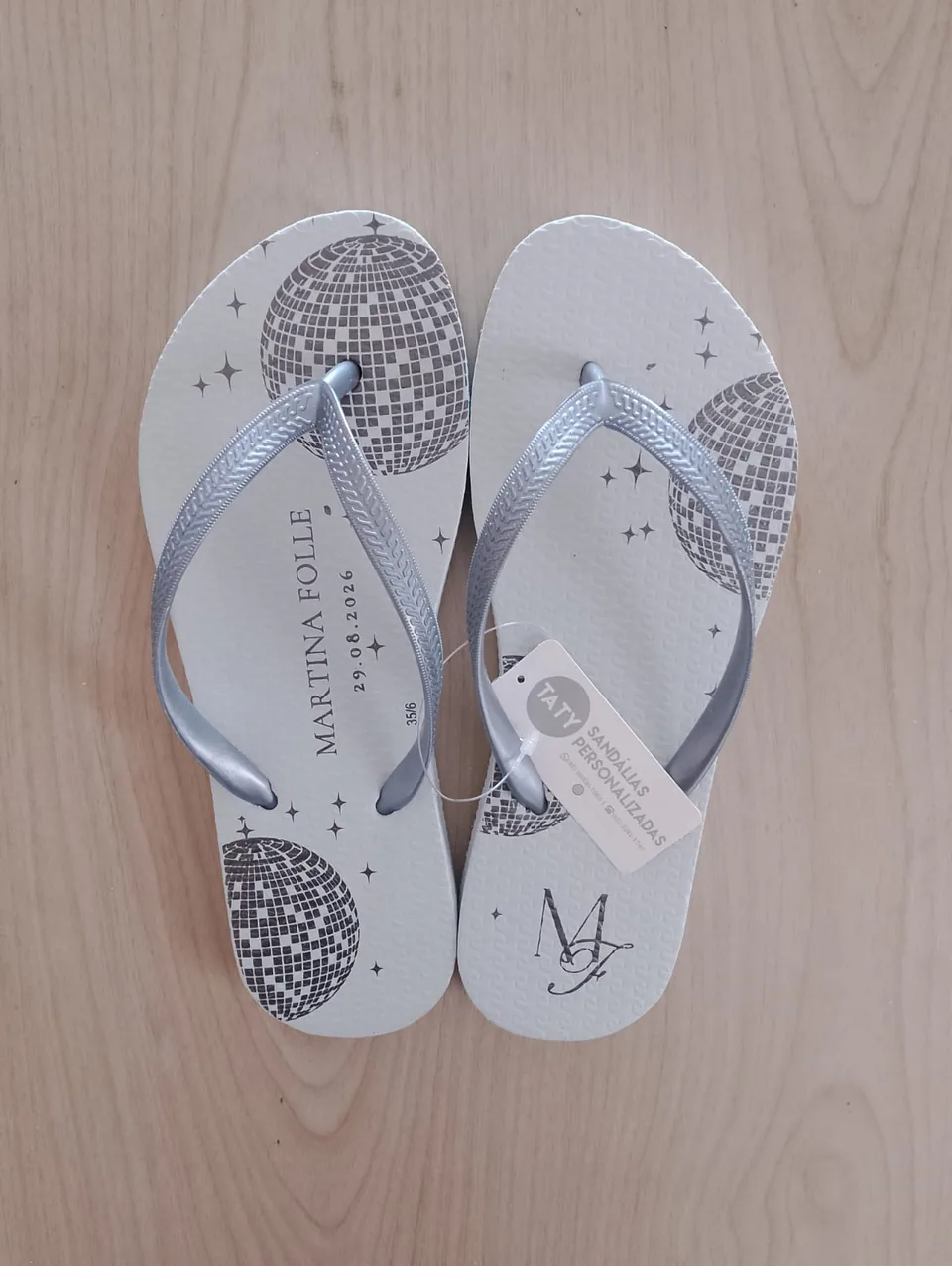 Chinelos personalizados para aniversário produzidos pela Taty, referência real 12.