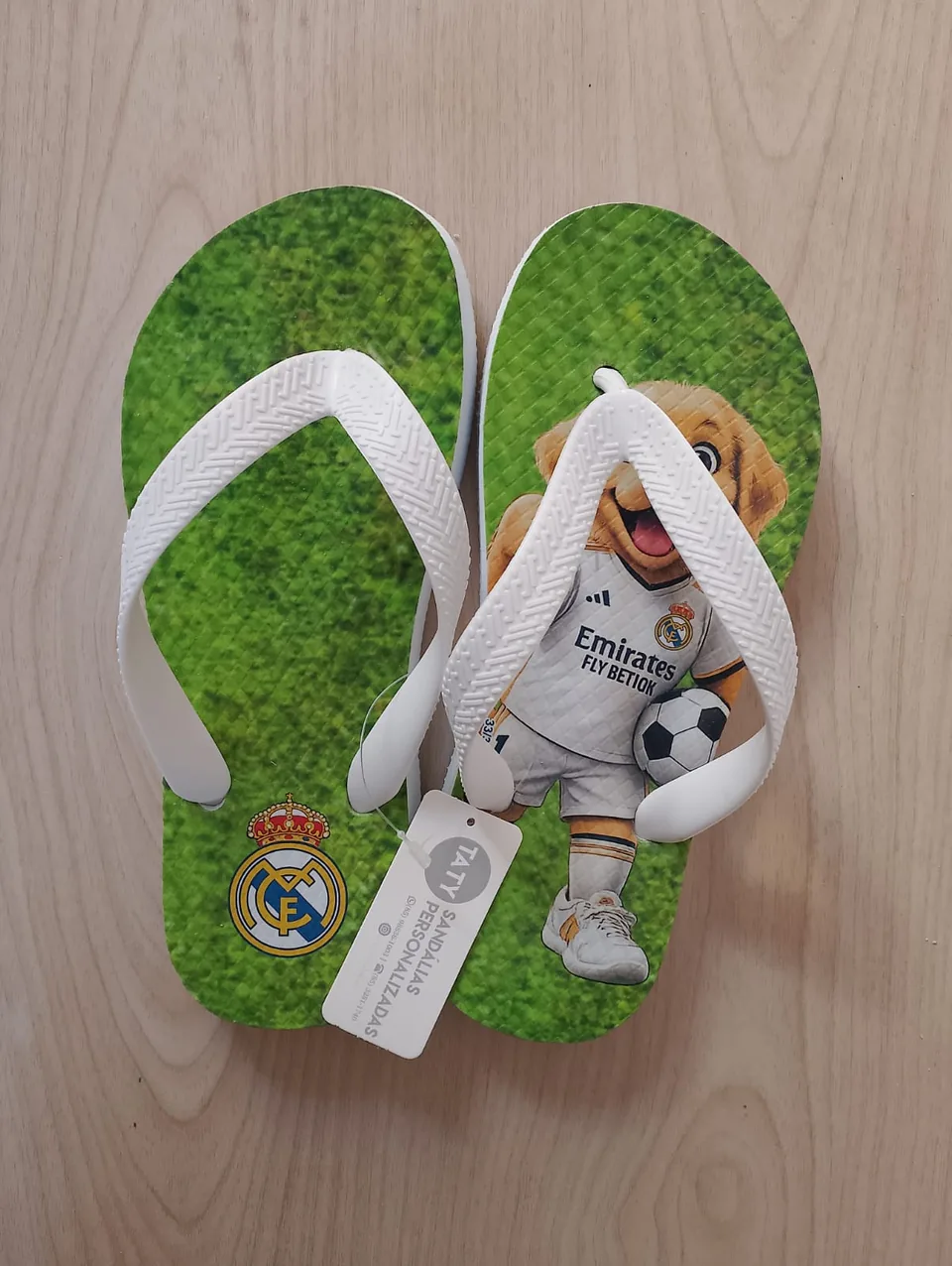 Chinelos personalizados para aniversário produzidos pela Taty, referência real 13.
