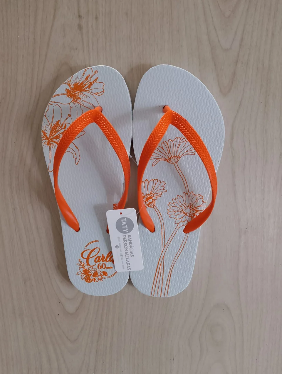 Chinelos personalizados para aniversário produzidos pela Taty, referência real 14.