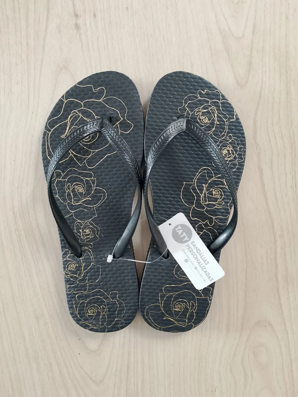 Chinelos personalizados para aniversário produzidos pela Taty, referência real 15.