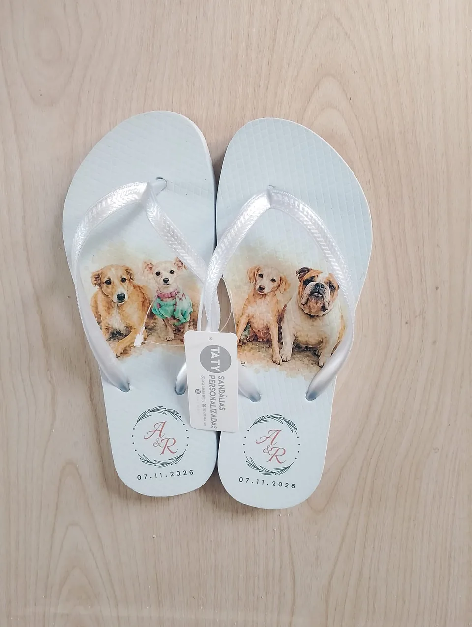 Chinelos brancos de casamento com ilustração de animais. Foto de pedido real da Taty.