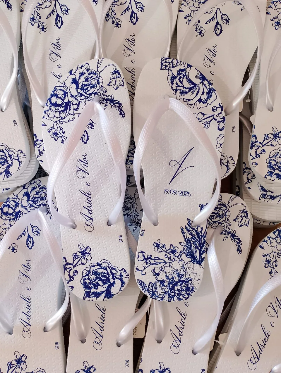 Chinelos personalizados para casamento produzidos pela Taty, referência real 01.