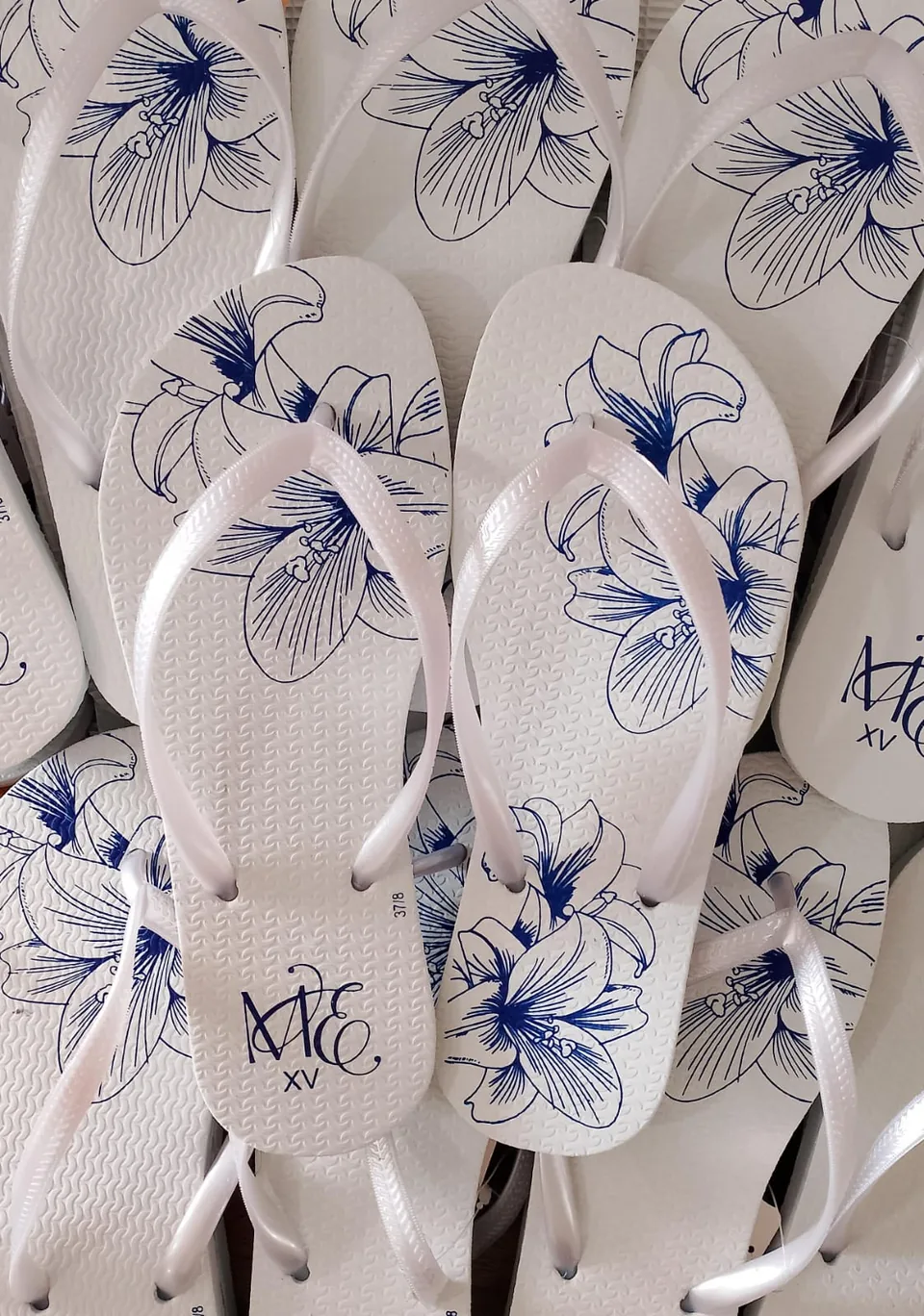 Chinelos personalizados para casamento produzidos pela Taty, referência real 02.