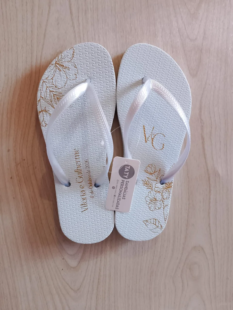 Chinelos personalizados para casamento produzidos pela Taty, referência real 03.