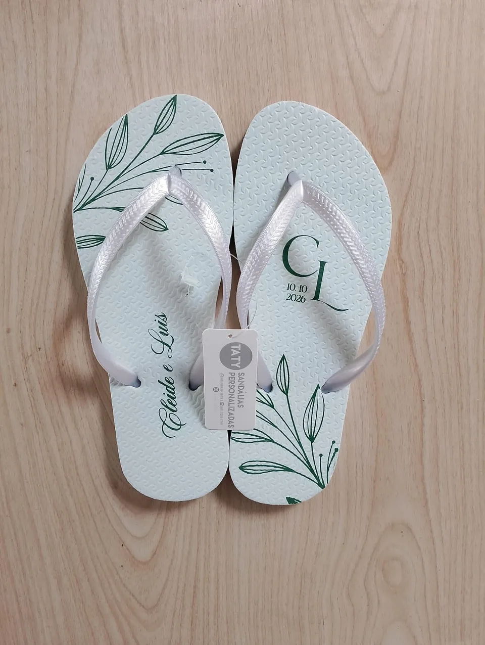Chinelos personalizados para casamento produzidos pela Taty, referência real 05.