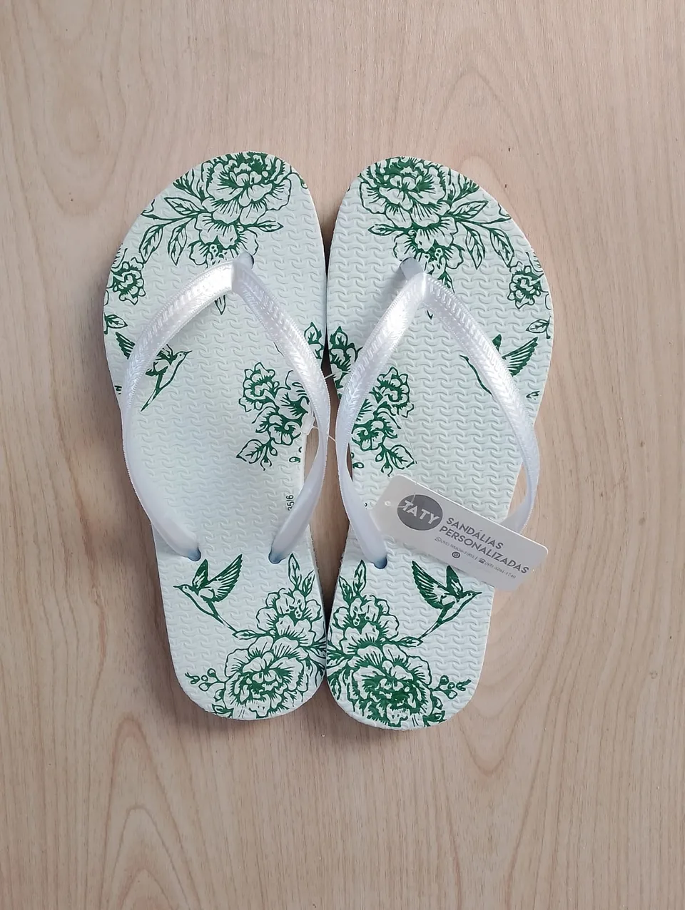 Chinelos personalizados para casamento produzidos pela Taty, referência real 11.