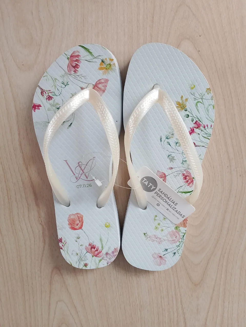 Chinelos personalizados para casamento produzidos pela Taty, referência real 12.