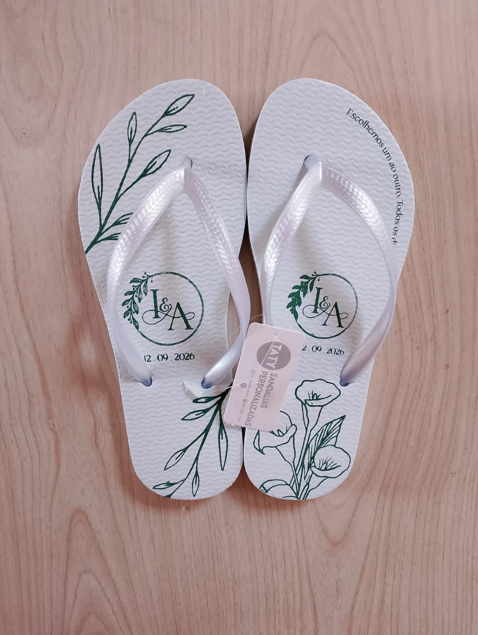 Chinelos personalizados para casamento produzidos pela Taty, referência real 14.