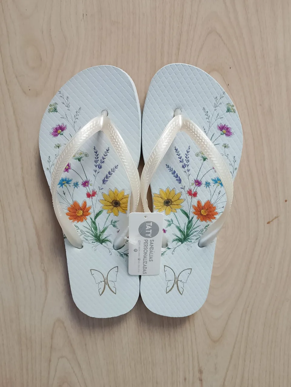 Chinelos personalizados para casamento produzidos pela Taty, referência real 15.