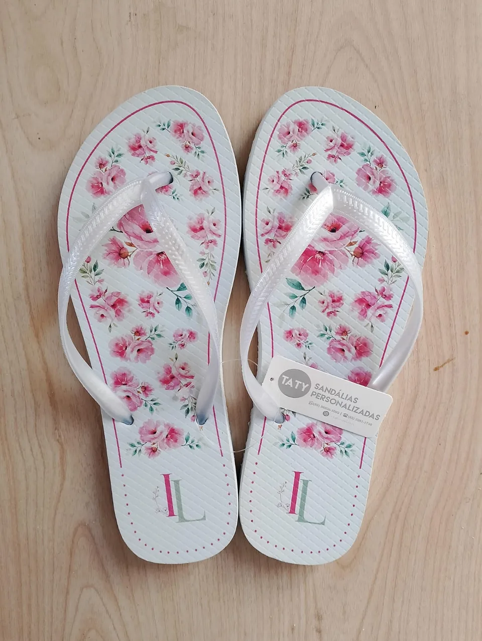 Chinelos personalizados para casamento produzidos pela Taty, referência real 16.
