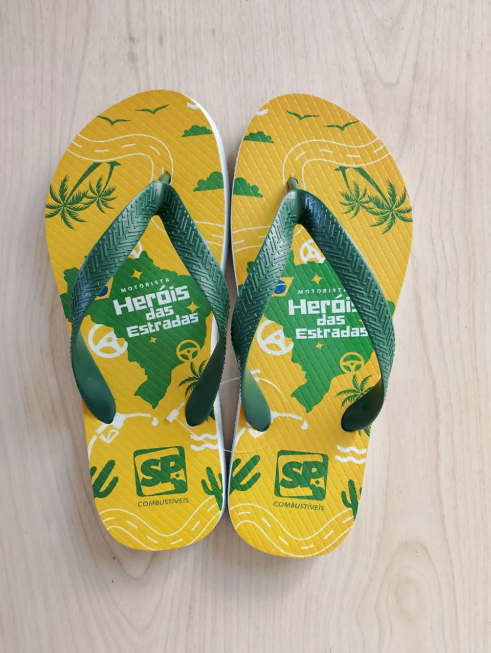 Chinelos corporativos amarelos e verdes com campanha temática, produção real da Taty, referência atualizada 04.
