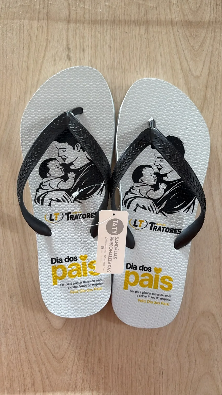 Chinelos corporativos personalizados com impressão digital, produção real da Taty, referência atualizada 15.