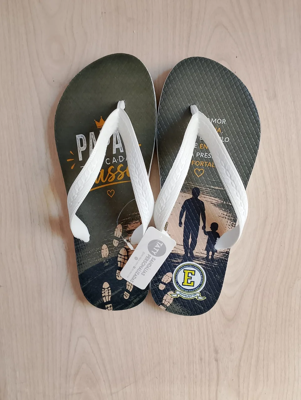 Chinelos corporativos personalizados com impressão digital, produção real da Taty, referência atualizada 13.