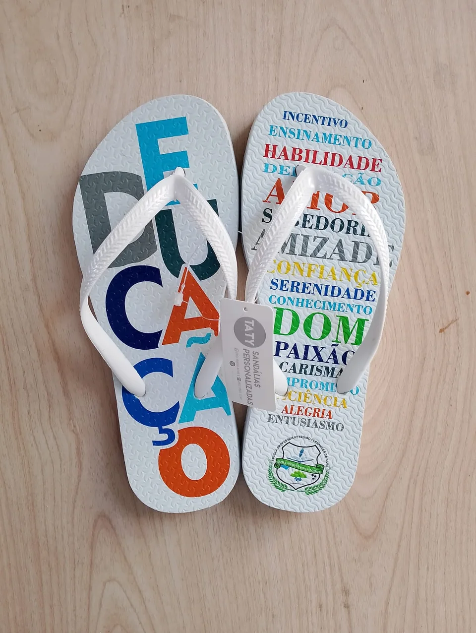 Chinelos corporativos com tipografia colorida e identidade visual aplicada, produção real da Taty, referência atualizada 10.