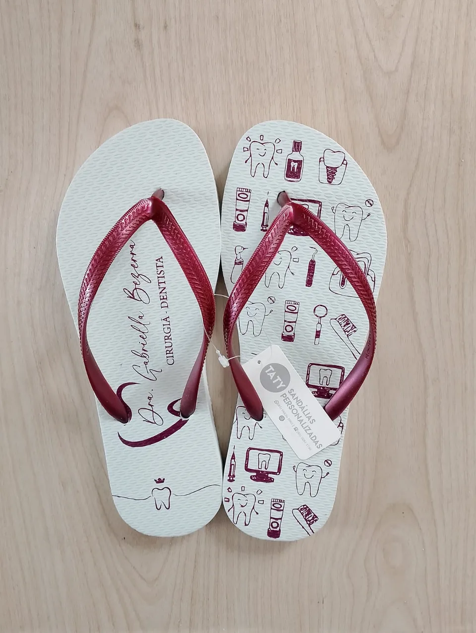 Par branco de formatura com alças vinho e ícones personalizados. Foto de pedido real da Taty.