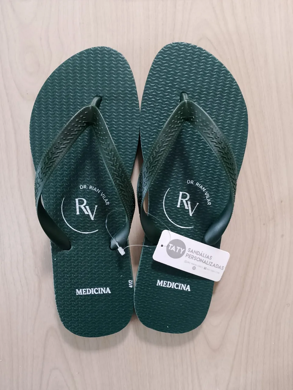 Chinelos personalizados para formatura produzidos pela Taty, referência real 01.