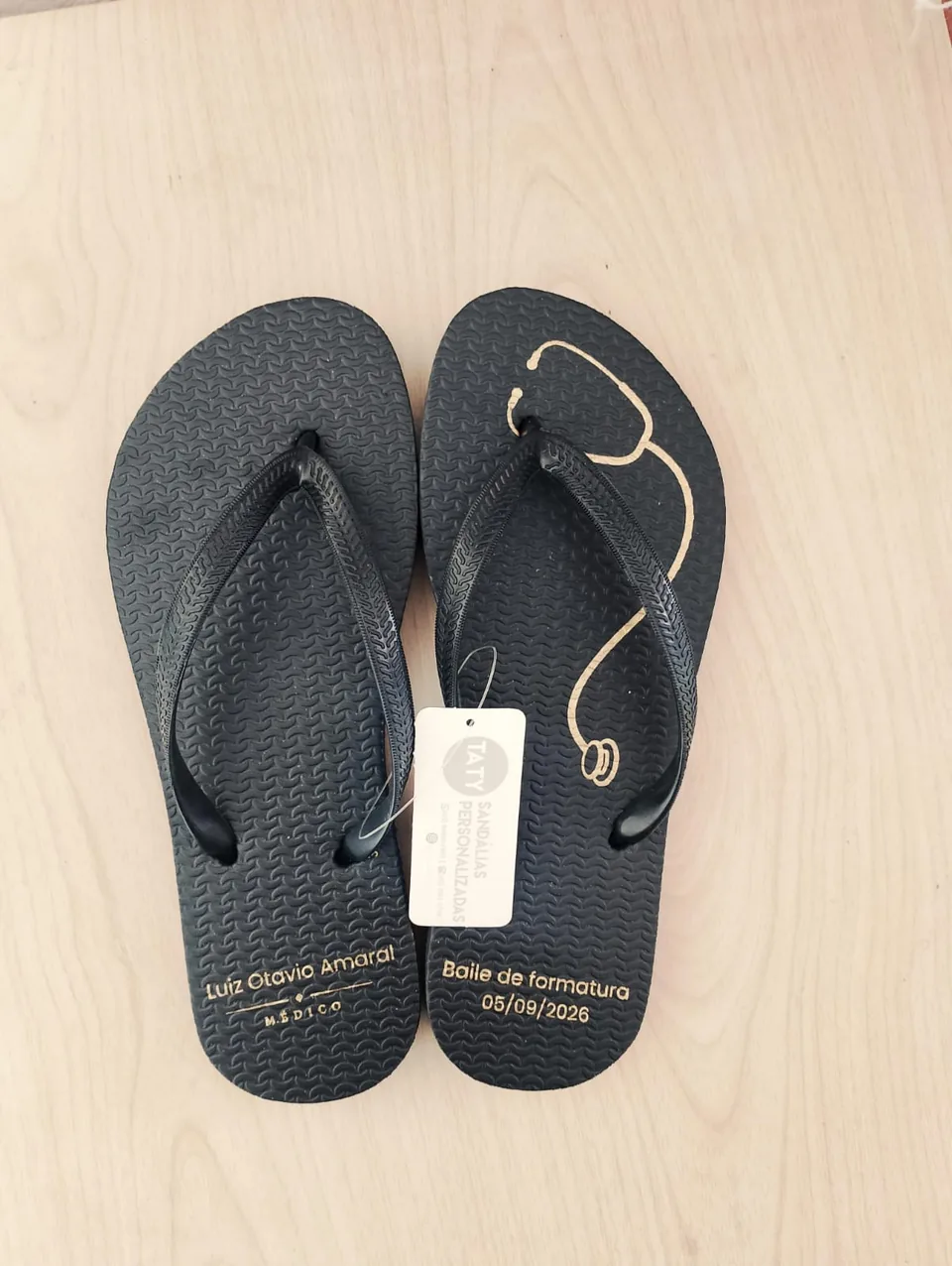 Chinelos personalizados para formatura produzidos pela Taty, referência real 03.