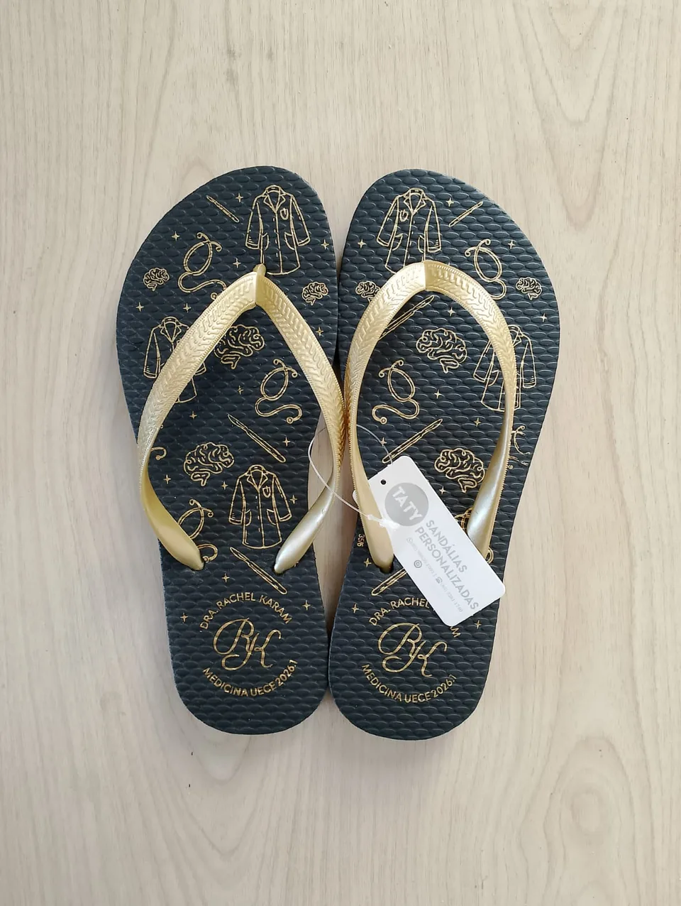 Chinelos personalizados para formatura produzidos pela Taty, referência real 06.