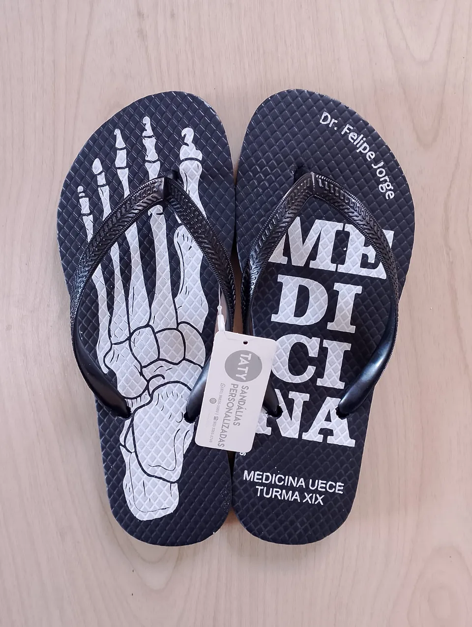 Chinelos personalizados para formatura produzidos pela Taty, referência real 07.