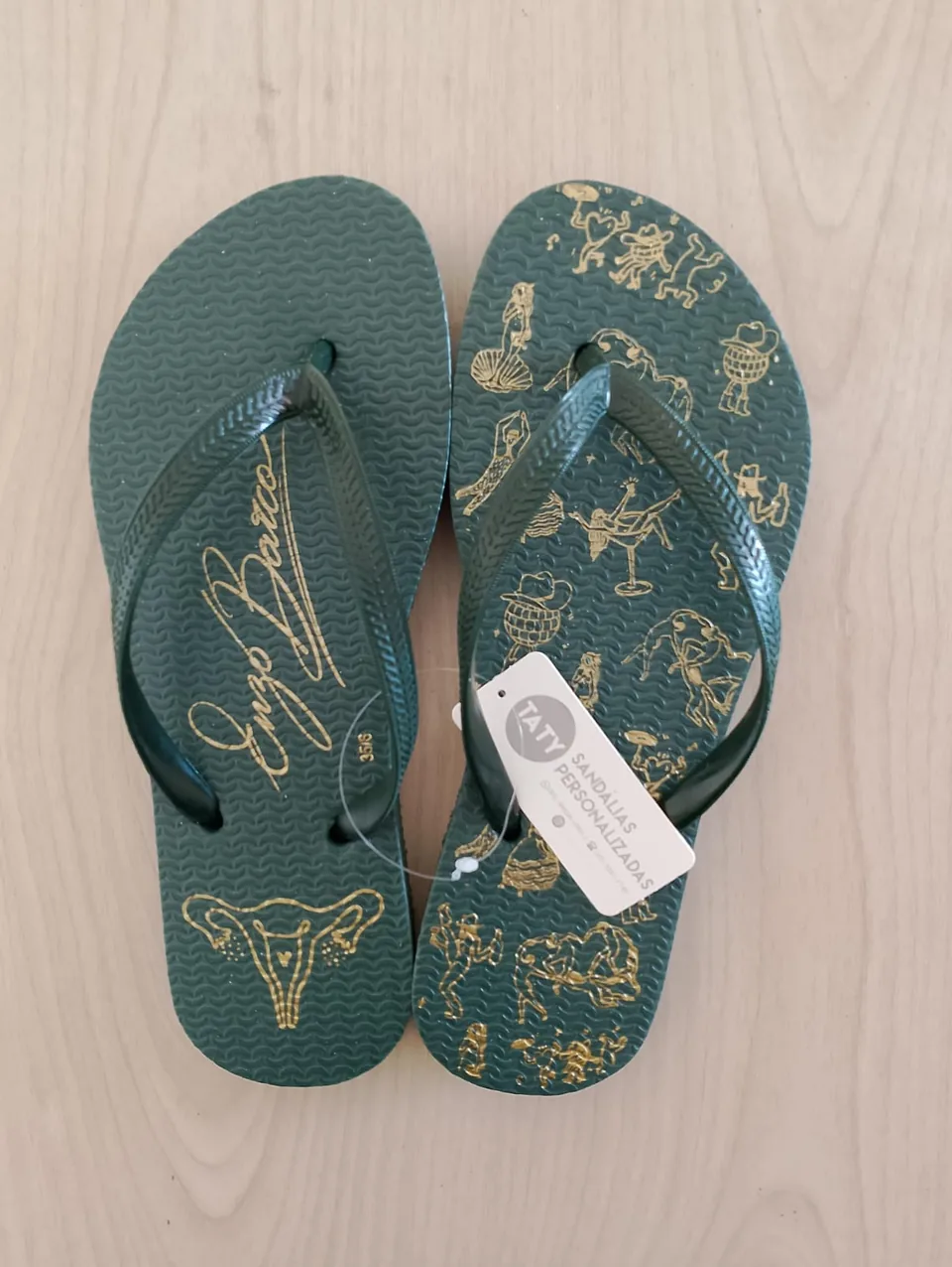 Chinelos personalizados para formatura produzidos pela Taty, referência real 08.
