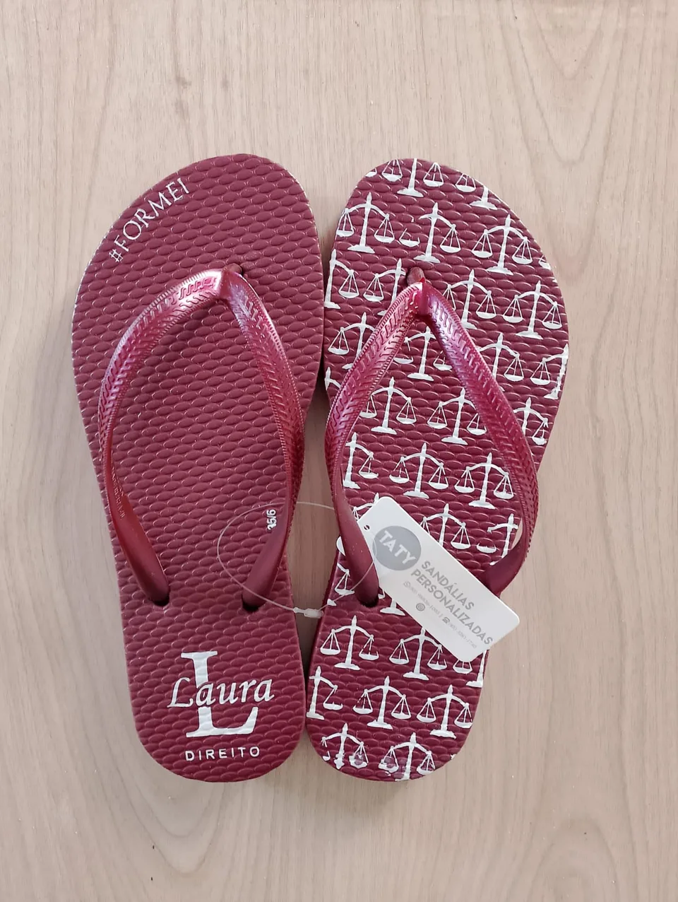 Chinelos personalizados para formatura produzidos pela Taty, referência real 09.