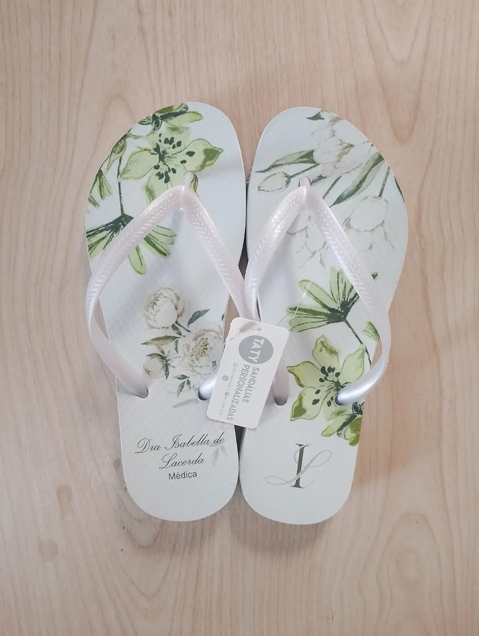 Chinelos personalizados para formatura produzidos pela Taty, referência real 10.