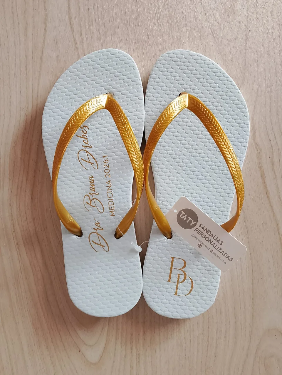 Chinelos personalizados para formatura produzidos pela Taty, referência real 34.